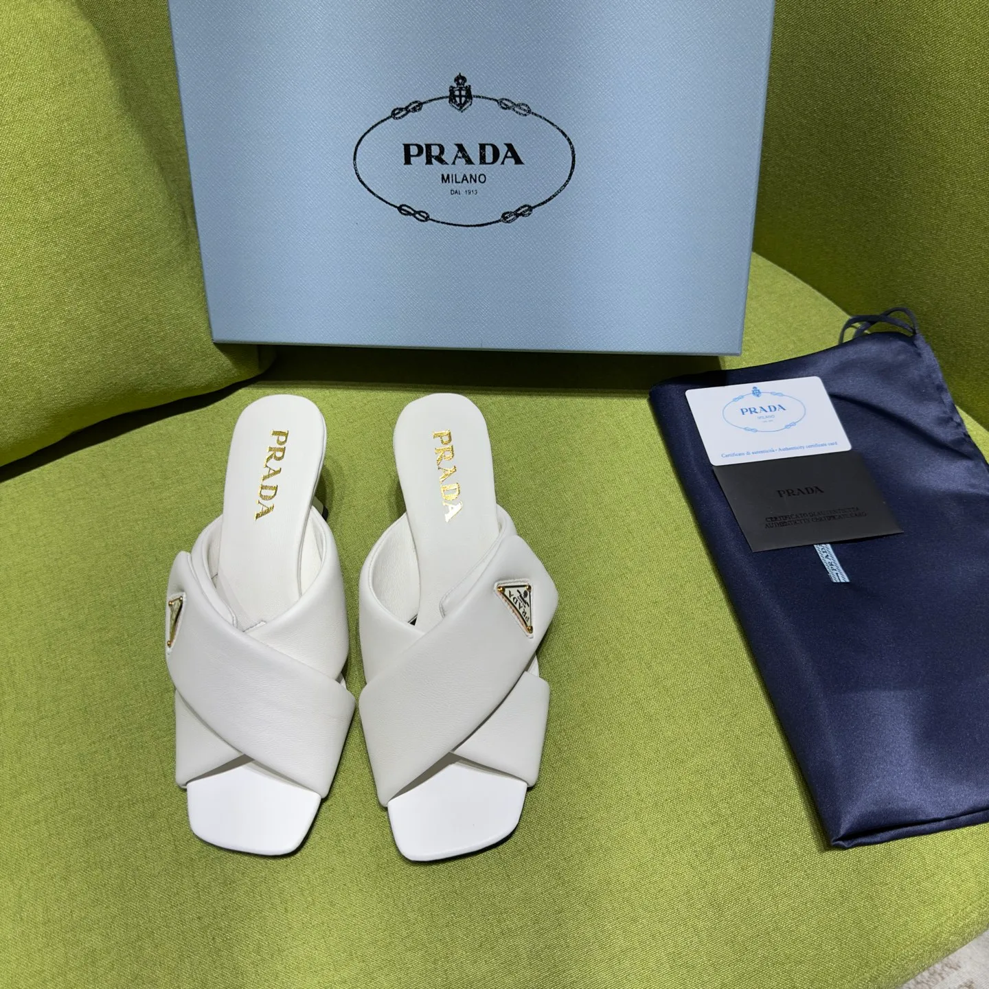 👟👟Ex-factory price 540👟👟 Prada 25ss new style for early spring🔥🔥✨ 🌟 Recommended by major bloggers in Xiaohongshu, developed 1-1 to highlight classic charm. Open molded outsole. Imported mixed breed sheep lining. This sandal embodies a modern design with Nappa leather, a soft-touch padding that accentuates the silhouette. Decorated with an enameled triangle metal logo for added recognition. Enamel-coated metal triangle logo Leather sole decorated with metal letter logo Lacquered heel, height 65 mm Size: 35 to 42 (40-42 customized, non-refundable)
